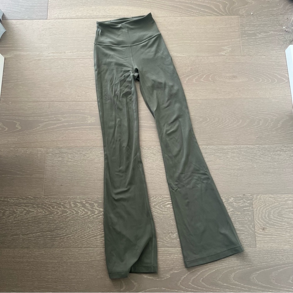 Lululemom groove Super-High-Rise Flared Pant Nulu  in army green size 0